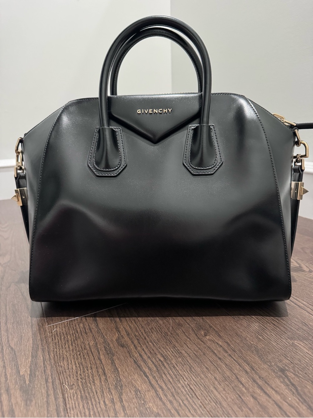 Medium Givenchy Antigona Black Smooth Leather with Gold Hardware